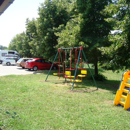Motel Kod Bakija Карловац Экстерьер фото